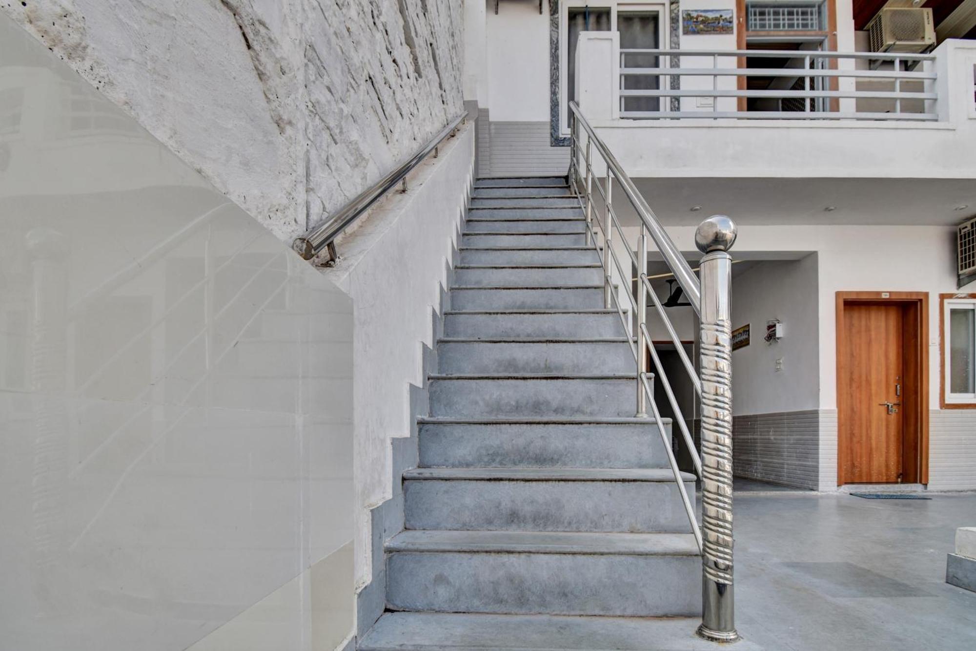Oyo Flagship Apna Guest House Kota  Bagian luar foto